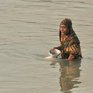 Baden und Wasserschöpfen 
im Hafen von Chandpur
5609
