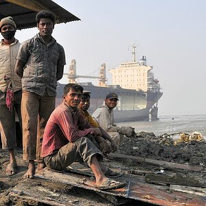 Arbeiter auf Abwrackwerft in Chittagong
6385