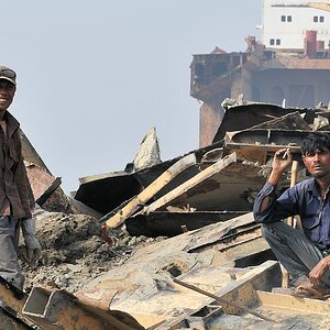 Arbeiter auf Abwrackwerft in Chittagong
6472