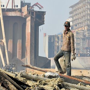 Arbeiter auf Abwrackwerft in Chittagong
 6473