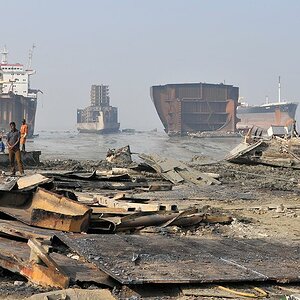 Arbeiter auf Abwrackwerft in Chittagong
 6452