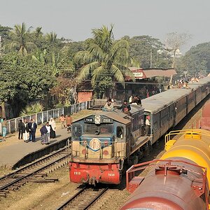Expresszug mit Lok 2910 in Pahartali
6629