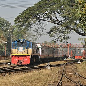Expresszug mit 2924 bei der Ausfahrt aus Pahartali
nach Chittagong
6664