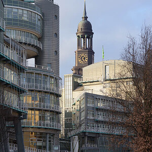 Das Gruner+Jahr Verlagsgebäude mit St.Michaelis (Michel) im Hintergrund