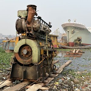 Motor auf dem Weg zur Werft
0665
