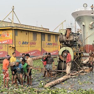Motor auf dem Weg zur Werft
0513