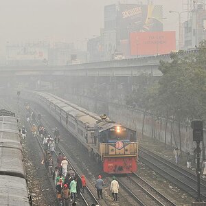 2920 mit Expresszu bei der Einfahrt in Dhaka
4961