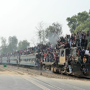 Regionalzug nach Tongi mit 2317
am Bahnübergang der Tongi Diversion Road
beim Banani Overpass in Dhaka
1138