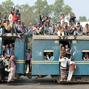 Regionalzug nach Tongi mit 2317
am Bahnübergang der Tongi Diversion Road
beim Banani Overpass in Dhaka
1163
