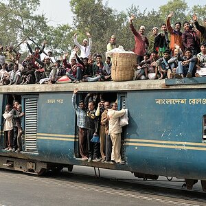 Regionalzug nach Tongi mit 2317
am Bahnübergang der Tongi Diversion Road
beim Banani Overpass in Dhaka
1169