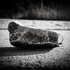 @Mel: Wieder nur mit Lightroom. Unten und oben (Pfahl) beschnitten und mit der Vignette (Geschmackssache, geht auch dezenter) den Stein mehr in den Bl