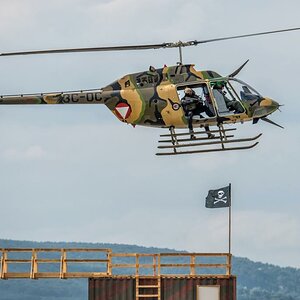 Bell OH-58B Kiowa des Österreichischen Bundesheeres bei einer Vorführung mit dem Jagdkommando.

Nikon D800 - Nikkor 80-400 AF-S