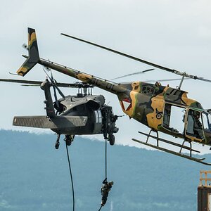 Bell OH58B Kiowa vor einem Blackhawk bei einer Vorführung mit dem Jagdkommando des Österreichischen Bundesheeres.

Nikon D800 - Nikkor 80-500 AF-S