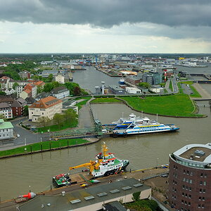 704 5271 cnx nff - Blick vom Radarturm in südliche Richtung, auf die Geestemündung, Fähre nach Nordenham (Blexen), im HG Schleuse und Fischereihafen