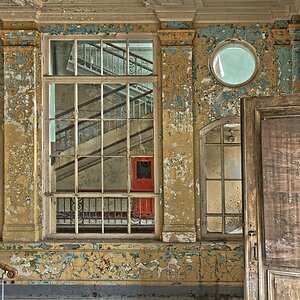Eingangsbereich

Beelitz Heilstätten Eingangsbereich des Badehauses
Fotoführung mit go2know 11. März 2012
HDR aus 5
Kamera: D70
Objektiv: AF-S DX Nikk