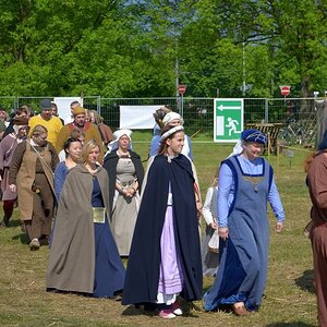 Edle Damen mit Gefolge
Flachsmarkt Krefeld Linn 2013