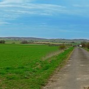 Panorama einer Landschaft.
Mit Photoshop wurde anschließend der Himmel noch etwas blauer gestaltet und das Gras grüner.