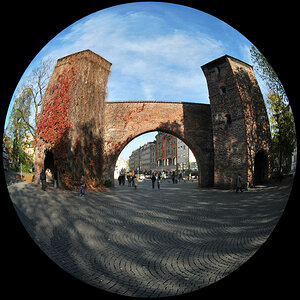 Fisheye-Aufnahme:
Sendlinger Tor in München von Westen im Herbst