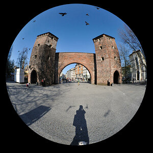 Fisheye-Aufnahme:
Sendlinger Tor in München von Westen im Frühjahr