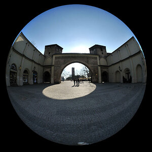 Fisheye-Aufnahme:
Sendlinger Tor in München von Osten im Frühjahr
