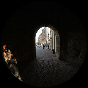 Fisheye-Aufnahme:
Sendlinger Tor in München, Durchblick durch den Südturm nach Osten im Herbst