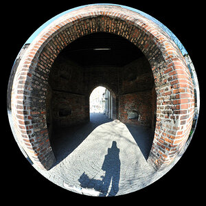 Fisheye-Aufnahme:
Sendlinger Tor in München, Durchblick durch den Südturm nach Osten im Frühjahr