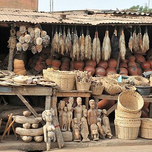 Marktstand auf dem Fetischmarkt in Lomé 7648