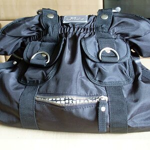 grinsende Handtasche