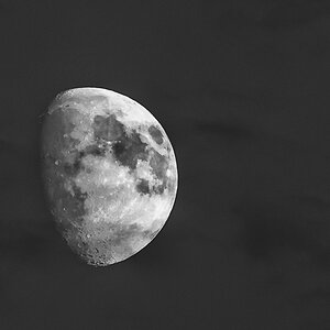 Mond mit Wolkenfetzen in SW