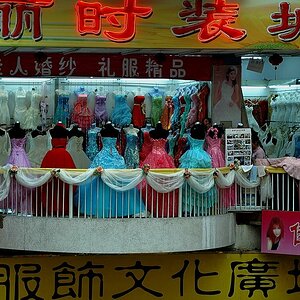 China Street 8
Die Hochzeit ist hier eine Hoch Zeit da sehr teuer. Ihr solltet mal die Hochzeitsfotos sehen, Professionel und für Chinesische Verhältn