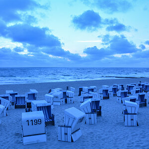 Strandkörbe auf Sylt in der blauen Stunde