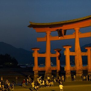 Der Itsukushima zur späten blauenStunde.

Es ist ein Shintō-Schrein auf der Insel Miyajima in Hatsukaichi in der Präfektur Hiroshima in Japan.
