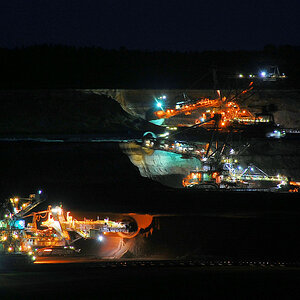 Tagebau bei Nacht
Langzeitbelichtung 8s, Nikon D40

Bewegungsunschärfen, da sich die Geräte bei der Arbeit nun mal bewegen....