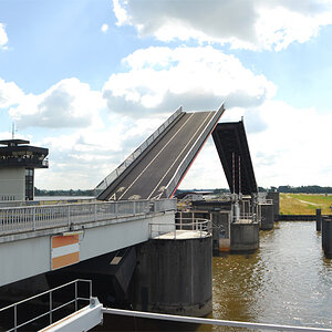 Fussgängerbrücke über das Huntesperrwerk an der Unterweser bei Elsfleth

Das bei Elsfleth an der Mündung der Hunte in die Weser gelegene Huntesperrwer