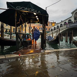 venezia rialto bridge rain
