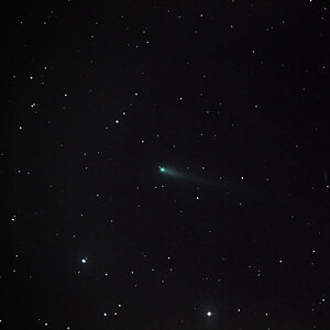 C/2012 S1 ISON vom 31.10.2013, von 04:15 Uhr bis 05:15 Uhr
30 Bilder zu je 60 Sekunden = 30m bei ISO 400, 20,3 cm Newton auf HEQ 5-pro, Nikon D3200