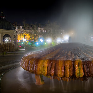 Kochbrunnen bei Nacht