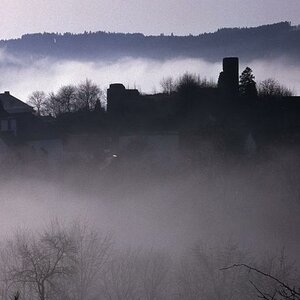 Burgruine im Nebel von Hasenberg II Winter 1992 Bilder v. K.b.g. Mag.E Nr.73.