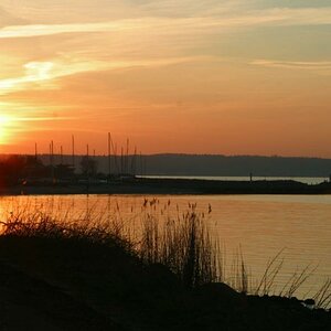 Blick auf Jachthafen am Abend