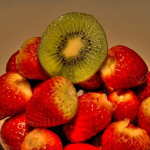 HDR-Bild Erbeeren mit Kiwi-Scheibe