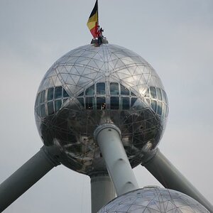 Sprung vom Atomium in Brüssel