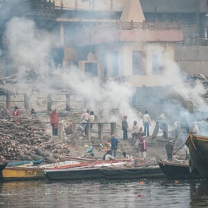 Wer in Varanasi stirbt, entkommt dem Kreislauf der Wiedergeburt. So reisen viele Hindus an um hier zu sterben, doch hier sterben und verbrannt zu werd