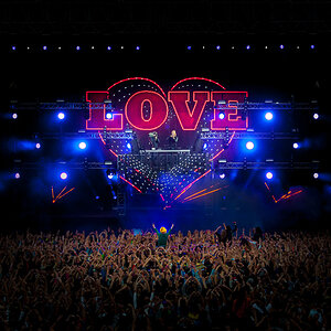 möchte mit diesem Foto am Fotowettbewerb "Konzertfotografie" teilnehmen wie funktioniert das?
David Guetta 2013 im Warsteiner Hockeypark
20130531 HoPa