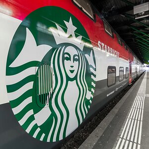 bahnhof winterthur - starbucks gibts jetzt auch im zug (unsere welt ist dem untergang geweiht ;) )