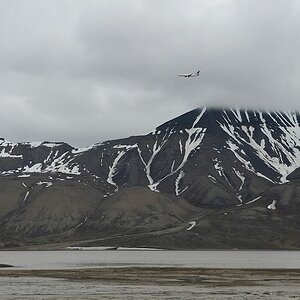 Anflug des SAS-Fliegers über den Advendfjorden bei Longyaerbyen
6612