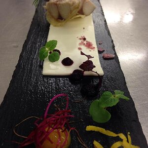 bekommt man nur im Restaurant - der Gruß aus der Küche:
geräucherte Makrele auf Meerrettichbett mit Rote Beetegeel...