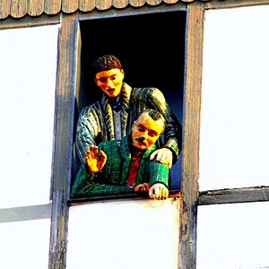 Puppen im Fenster