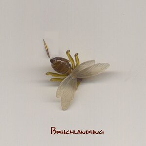 Bruchlandung, Bienenanstecknadel auf Papier.