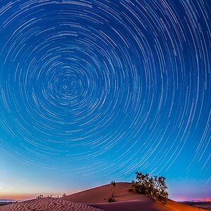 Mein erster Versuch bei Startrails.
Aufgenommen im Erg Chigaga in Marokko.