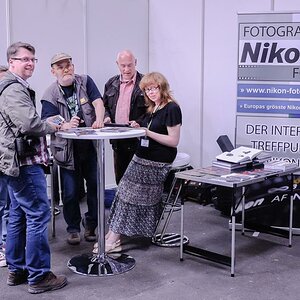 DSC6113 als Smart Objekt 1

Unser Team auf der Messe